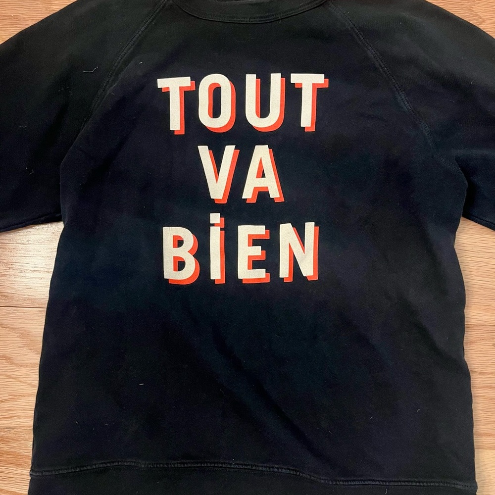 Black Sweatshirt with 'TOUT VA BIEN' Print